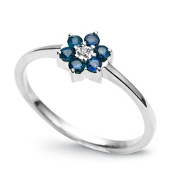 Staviori pierścionek. 1 diament, szlif brylantowy, masa 0,005 ct., barwa h, czystość i1. 6 szafirów, masa 0,20 ct.. białe złoto 0,585. średnica korony ok. 7 mm. wysokość 3,1 mm. szerokość obrączki ok. 1,65 mm.   