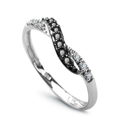 Staviori pierścionek. 6 diamentów, szlif brylantowy, masa 0,03 ct., barwa h, czystość i1. 7 diamentów, kolor czarny, szlif brylantowy, masa 0,07 ct.. białe złoto 0,585. szerokość 2-4 mm.   