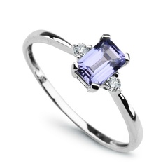 Staviori pierścionek. 2 diamenty, szlif brylantowy, masa 0,06 ct., barwa h, czystość i1. 1 tanzanit, masa 0,60 ct.. białe złoto 0,585. średnica korony ok. 4x6 mm. szerokość obrączki ok. 2 mm.   
