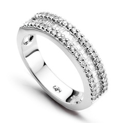 Staviori pierścionek. 46 diamentów, szlif brylantowy, masa 0,13 ct., barwa h-j, czystość si2-i1. 23 diamenty, szlif bagieta, masa 0,30 ct., barwa h-j, czystość si2-i1. białe złoto 0,585. szerokość 4,5 mm.   
