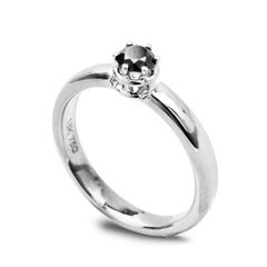 Staviori pierścionek mephisto. 1 diament, kolor czarny, szlif brylantowy, masa 0,25 ct.. białe złoto 0,750. średnica korony ok. 5 mm. szerokość obrączki ok. 3 mm.