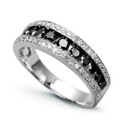 Staviori pierścionek. 36 diamentów, szlif brylantowy, masa 0,30 ct., barwa h, czystość i1. 12 diamentów, kolor czarny, szlif brylantowy, masa 0,46 ct.. białe złoto 0,585. szerokość 6 mm.   