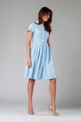 Błękitna rozkloszowana midi sukienka na stójce z krótkim rękawem