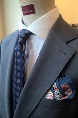 Granatowy jedwabny krawat w beżowy wzór długi