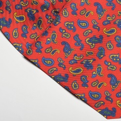 Elegancki czerwony fular jedwabny hemley w niebieski i żółty wzór paisley