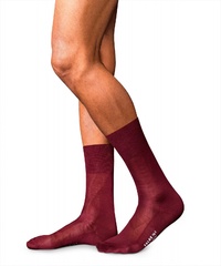 Eleganckie skarpety jedwabne falke no.4 kolor bordowy rozmiar 45-46
