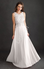 Biała suknia ślubna zdobiona kwiatami koronkowymi i perełkami 1362