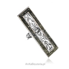 Srebrny pierścionek z zielonym bursztynem i ażurowym pionowym ornamencie