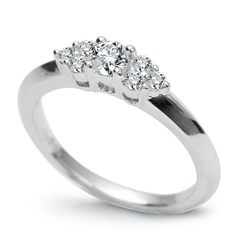 Staviori pierścionek. 1 diament, szlif brylantowy, masa 0,20 ct., barwa g, czystość si1. 6 diamentów, szlif brylantowy, masa 0,15 ct., barwa g-h, czystość si1. białe złoto 0,750. korona 3,95-1,9 mm. wysokość 4,8 mm.   