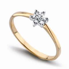 Staviori pierścionek. 7 diamentów, szlif brylantowy, masa 0,08 ct., barwa i-n, czystość si2-i1. żółte, białe złoto 0,585. średnica korony ok. 6 mm. wysokość 3,8 mm. szerokość obrączki ok. 1,3 mm.   
