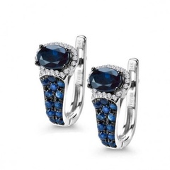 Staviori kolczyki białe złoto 0,585. 44 diamenty, szlif brylantowy, masa 0,08 ct., barwa h-i, czystość i1-i2. 26 szafirów, masa 1,65 ct.. wysokość 15,30 mm.   zapięcie typu bigiel.