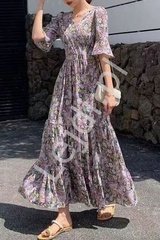 Kwiatowa sukienka letnia z falbaną na rękawie w odcieniach fioletu 9358