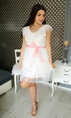 Krótka biała tiulowa sukienka z falbanami z różowym paskiem, nubia