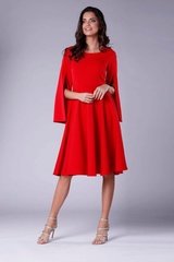 Czerwona sukienka midi z  wirującym dołem i rozciętym rękawem