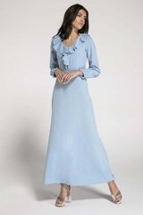 Długa błękitna sukienka z falbankami przy dekolcie