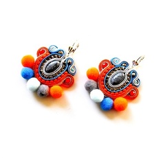 Sutaszowe kolczyki boho orange z pomponami