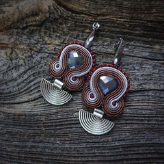 Małe etniczne kolczyki soutache