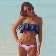 Bikini z falbanką i wzorem geometrycznym