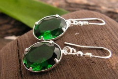Larisa - srebrne kolczyki ze szmaragdem