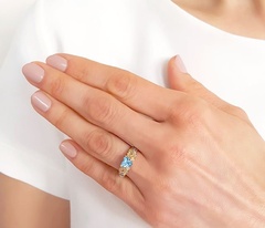 Pierścionek z żółtego złota z topazem swarovski ice blue i diamentami ap-52z-r