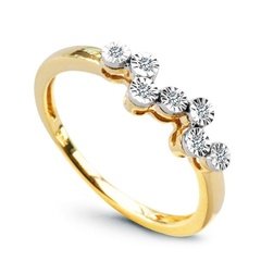 Staviori pierścionek. 7 diamentów, szlif brylantowy, masa 0,05 ct., barwa h, czystość i1. żółte, białe złoto 0,585. szerokość 4,8 mm. wysokość 3,5 mm. szerokość obrączki ok. 1,5 mm.   
