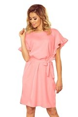 Różowa luźna sukienka przewiązana paskiem z falbankami