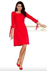 Czerwona sukienka z kokardkami i paskiem